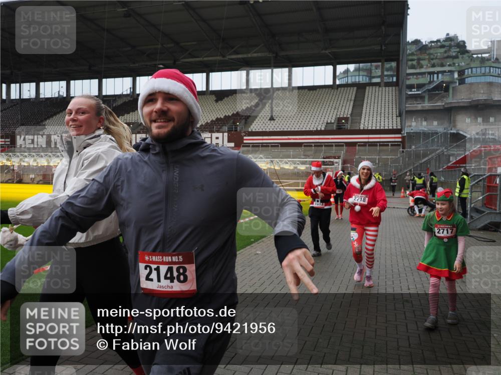 07.12.2025 - St. Pauli X-Mass-Run No. 15 Fabian Wolf http://msf.ph/oto/9421956 07.12.2025 11:48:46 Ziel 1613, 1891, 1911, 1926, 1966, 1967, 2008, 2075, 2148, 2432, 2717, 2718, 3023, 3388, 3646, 3926, 4134, 4423, 4424, 4426, 4477, 4480 meine-sportfotos.de