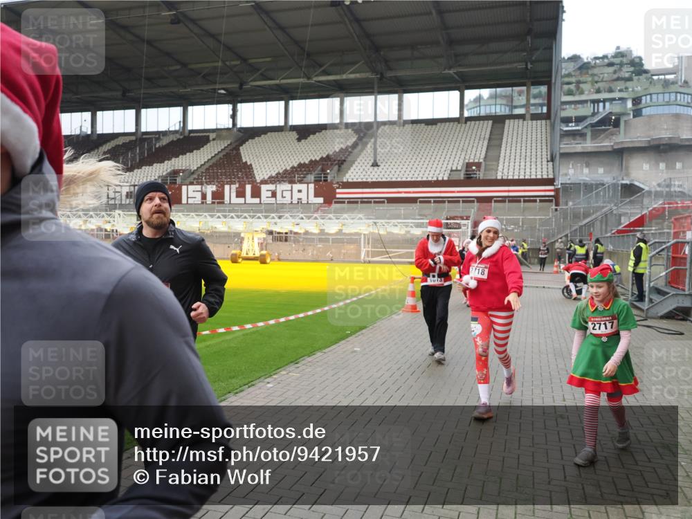 07.12.2025 - St. Pauli X-Mass-Run No. 15 Fabian Wolf http://msf.ph/oto/9421957 07.12.2025 11:48:46 Ziel 1613, 1891, 1911, 1926, 1966, 1967, 2008, 2075, 2148, 2432, 2717, 2718, 3023, 3388, 3646, 3926, 4134, 4423, 4424, 4426, 4477, 4480 meine-sportfotos.de