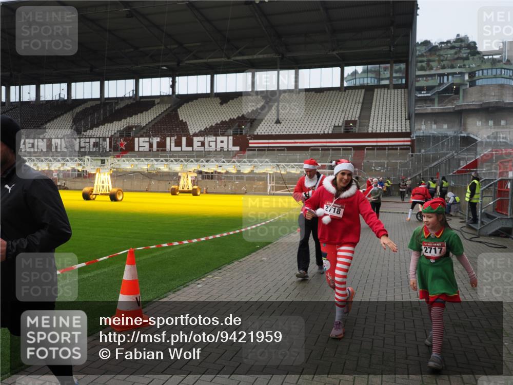 07.12.2025 - St. Pauli X-Mass-Run No. 15 Fabian Wolf http://msf.ph/oto/9421959 07.12.2025 11:48:47 Ziel 1613, 1891, 1911, 1966, 1967, 2008, 2075, 2148, 2717, 2718, 3023, 3388, 3646, 3926, 4134, 4423, 4424, 4426, 4477, 4480 meine-sportfotos.de