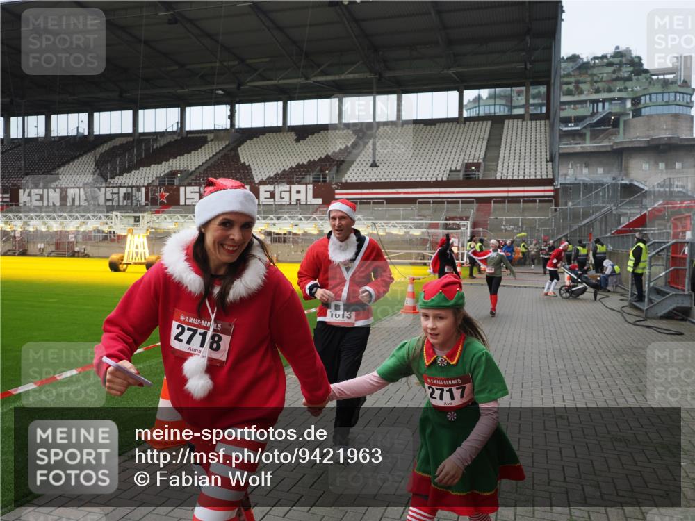 07.12.2025 - St. Pauli X-Mass-Run No. 15 Fabian Wolf http://msf.ph/oto/9421963 07.12.2025 11:48:48 Ziel 1613, 1891, 1911, 1966, 1967, 2008, 2075, 2148, 2717, 2718, 3023, 3388, 3926, 4134 meine-sportfotos.de