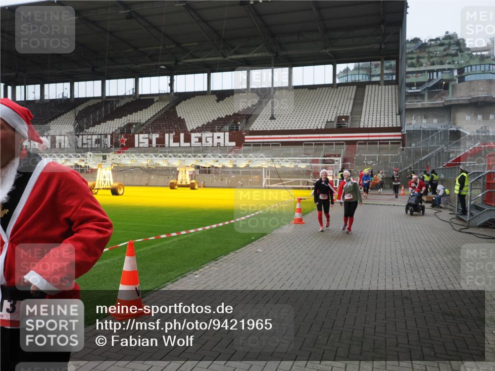 07.12.2025 - St. Pauli X-Mass-Run No. 15 Fabian Wolf http://msf.ph/oto/9421965 07.12.2025 11:48:49 Ziel 244, 1613, 1891, 1911, 1966, 1967, 2008, 2075, 2148, 2717, 2718, 3023, 3388, 3926, 4134 meine-sportfotos.de