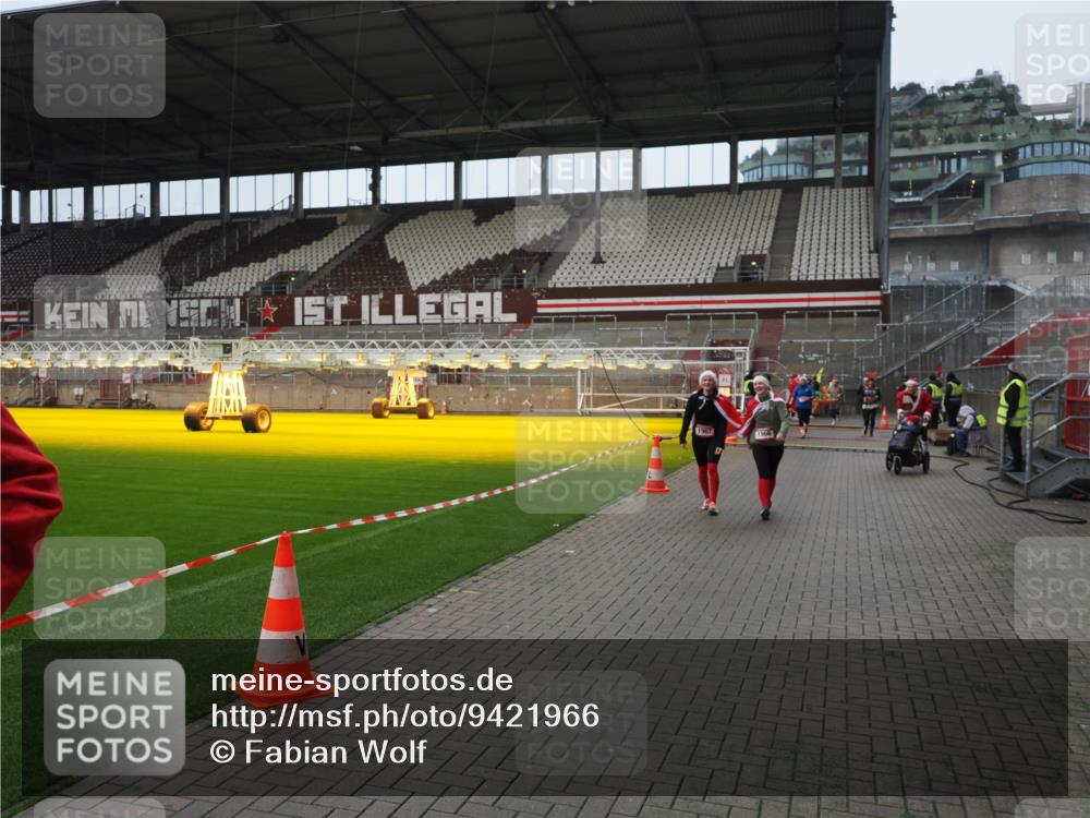 07.12.2025 - St. Pauli X-Mass-Run No. 15 Fabian Wolf http://msf.ph/oto/9421966 07.12.2025 11:48:49 Ziel 244, 1613, 1891, 1911, 1966, 1967, 2008, 2075, 2148, 2717, 2718, 3023, 3388, 3926, 4134 meine-sportfotos.de
