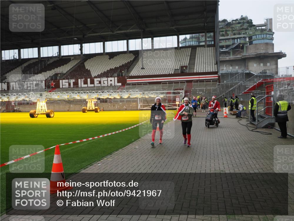 07.12.2025 - St. Pauli X-Mass-Run No. 15 Fabian Wolf http://msf.ph/oto/9421967 07.12.2025 11:48:51 Ziel 146, 244, 1613, 1891, 1966, 1967, 2008, 2075, 2148, 2717, 2718, 3023, 3388, 3926 meine-sportfotos.de