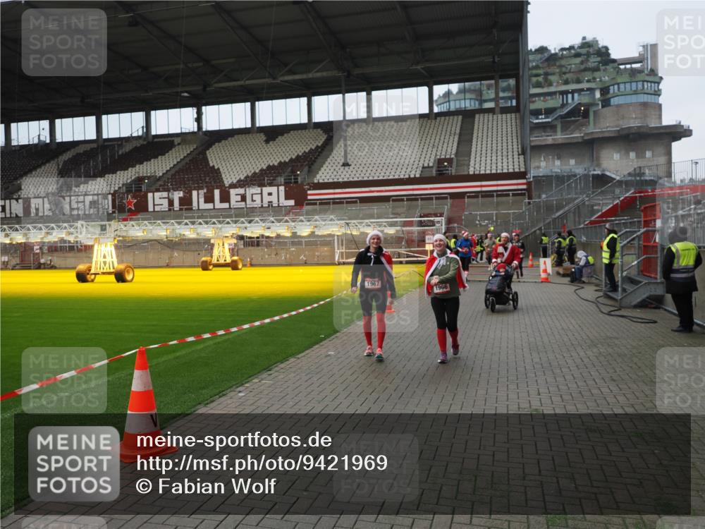 07.12.2025 - St. Pauli X-Mass-Run No. 15 Fabian Wolf http://msf.ph/oto/9421969 07.12.2025 11:48:51 Ziel 146, 244, 1613, 1891, 1966, 1967, 2008, 2075, 2148, 2717, 2718, 3023, 3388, 3926 meine-sportfotos.de