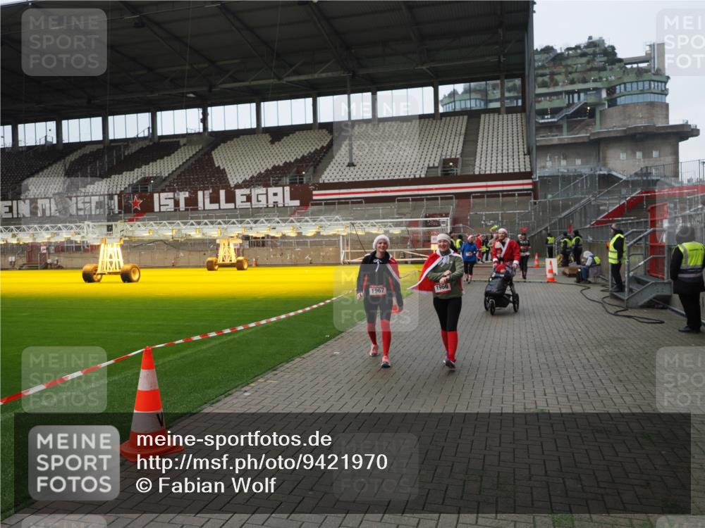 07.12.2025 - St. Pauli X-Mass-Run No. 15 Fabian Wolf http://msf.ph/oto/9421970 07.12.2025 11:48:51 Ziel 146, 244, 1613, 1891, 1966, 1967, 2008, 2075, 2148, 2717, 2718, 3023, 3388, 3926 meine-sportfotos.de
