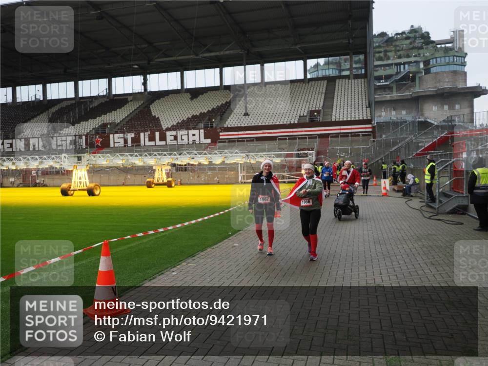07.12.2025 - St. Pauli X-Mass-Run No. 15 Fabian Wolf http://msf.ph/oto/9421971 07.12.2025 11:48:51 Ziel 146, 244, 1613, 1891, 1966, 1967, 2008, 2075, 2148, 2717, 2718, 3023, 3388, 3926 meine-sportfotos.de
