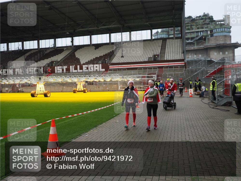 07.12.2025 - St. Pauli X-Mass-Run No. 15 Fabian Wolf http://msf.ph/oto/9421972 07.12.2025 11:48:52 Ziel 24, 146, 244, 548, 1613, 1966, 1967, 2008, 2075, 2148, 2717, 2718, 3023, 3388, 3926 meine-sportfotos.de