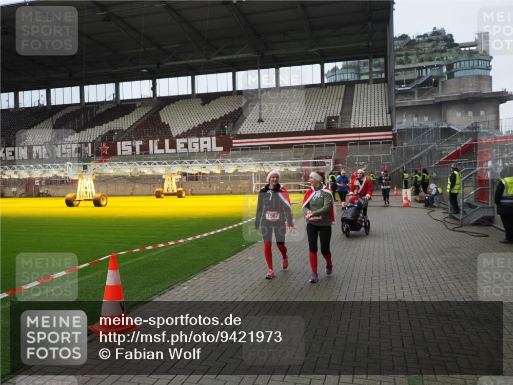07.12.2025 - St. Pauli X-Mass-Run No. 15 Fabian Wolf http://msf.ph/oto/9421973 07.12.2025 11:48:52 Ziel 24, 146, 244, 548, 1613, 1966, 1967, 2008, 2075, 2148, 2717, 2718, 3023, 3388, 3926 meine-sportfotos.de