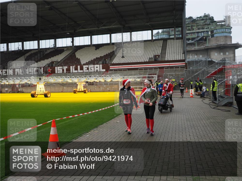 07.12.2025 - St. Pauli X-Mass-Run No. 15 Fabian Wolf http://msf.ph/oto/9421974 07.12.2025 11:48:52 Ziel 24, 146, 244, 548, 1613, 1966, 1967, 2008, 2075, 2148, 2717, 2718, 3023, 3388, 3926 meine-sportfotos.de