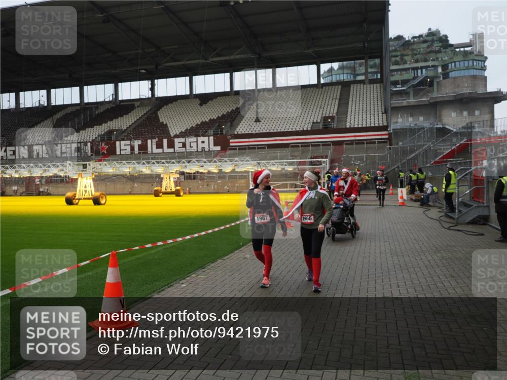 07.12.2025 - St. Pauli X-Mass-Run No. 15 Fabian Wolf http://msf.ph/oto/9421975 07.12.2025 11:48:52 Ziel 24, 146, 244, 548, 1613, 1966, 1967, 2008, 2075, 2148, 2717, 2718, 3023, 3388, 3926 meine-sportfotos.de