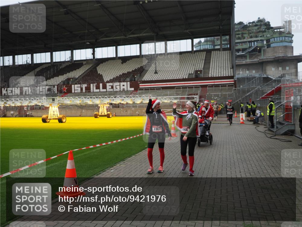 07.12.2025 - St. Pauli X-Mass-Run No. 15 Fabian Wolf http://msf.ph/oto/9421976 07.12.2025 11:48:52 Ziel 24, 146, 244, 548, 1613, 1966, 1967, 2008, 2075, 2148, 2717, 2718, 3023, 3388, 3926 meine-sportfotos.de