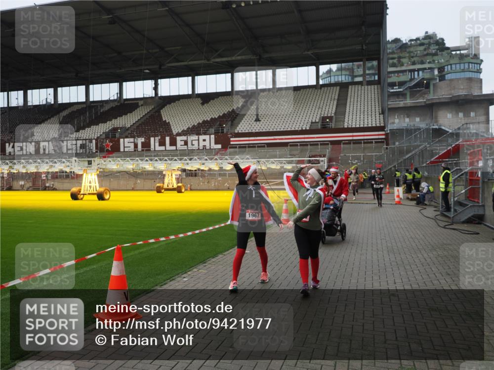 07.12.2025 - St. Pauli X-Mass-Run No. 15 Fabian Wolf http://msf.ph/oto/9421977 07.12.2025 11:48:53 Ziel 24, 146, 244, 548, 1613, 1966, 1967, 2008, 2075, 2148, 2717, 2718, 3926 meine-sportfotos.de