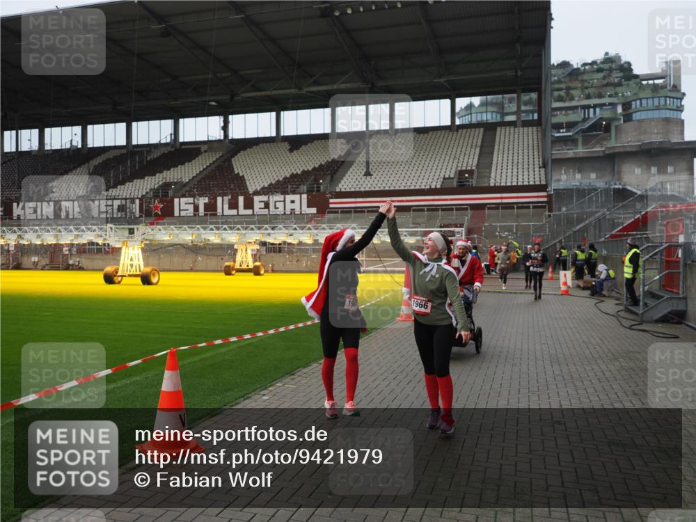 07.12.2025 - St. Pauli X-Mass-Run No. 15 Fabian Wolf http://msf.ph/oto/9421979 07.12.2025 11:48:53 Ziel 24, 146, 244, 548, 1613, 1966, 1967, 2008, 2075, 2148, 2717, 2718, 3926 meine-sportfotos.de