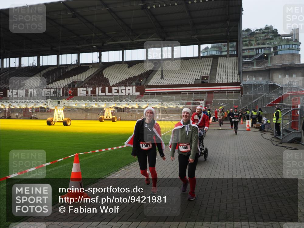 07.12.2025 - St. Pauli X-Mass-Run No. 15 Fabian Wolf http://msf.ph/oto/9421981 07.12.2025 11:48:53 Ziel 24, 146, 244, 548, 1613, 1966, 1967, 2008, 2075, 2148, 2717, 2718, 3926 meine-sportfotos.de