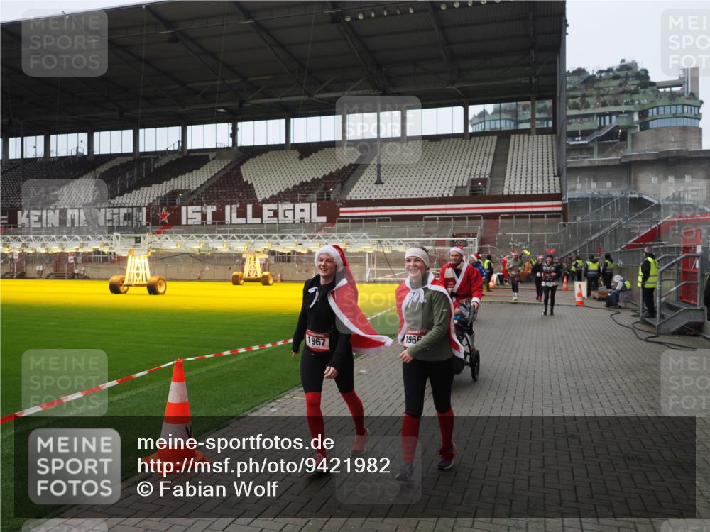 07.12.2025 - St. Pauli X-Mass-Run No. 15 Fabian Wolf http://msf.ph/oto/9421982 07.12.2025 11:48:54 Ziel 24, 146, 244, 548, 1613, 1966, 1967, 2008, 2075, 2148, 2717, 2718, 3926 meine-sportfotos.de