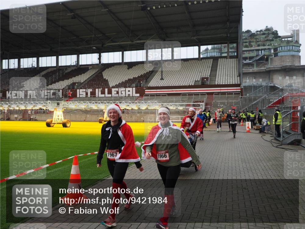 07.12.2025 - St. Pauli X-Mass-Run No. 15 Fabian Wolf http://msf.ph/oto/9421984 07.12.2025 11:48:54 Ziel 24, 146, 244, 548, 1613, 1966, 1967, 2008, 2075, 2148, 2717, 2718, 3926 meine-sportfotos.de
