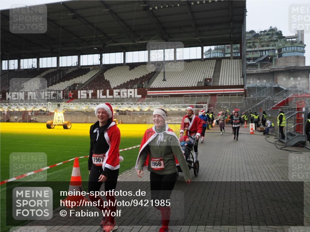 07.12.2025 - St. Pauli X-Mass-Run No. 15 Fabian Wolf http://msf.ph/oto/9421985 07.12.2025 11:48:54 Ziel 24, 146, 244, 548, 1613, 1966, 1967, 2008, 2075, 2148, 2717, 2718, 3926 meine-sportfotos.de