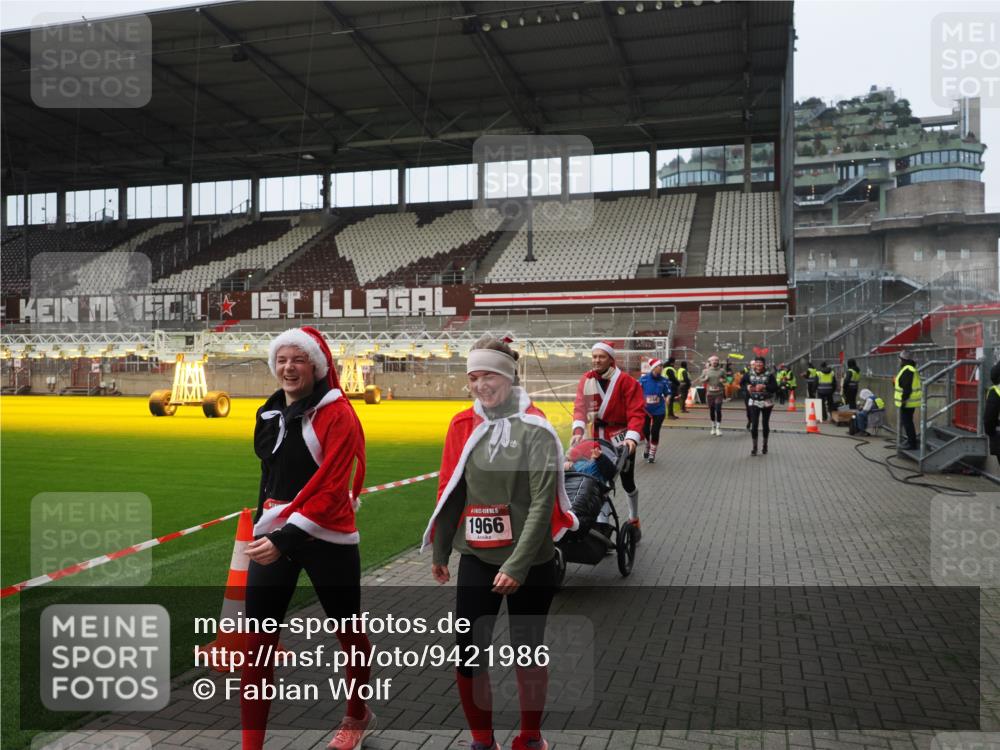 07.12.2025 - St. Pauli X-Mass-Run No. 15 Fabian Wolf http://msf.ph/oto/9421986 07.12.2025 11:48:54 Ziel 24, 146, 244, 548, 1613, 1966, 1967, 2008, 2075, 2148, 2717, 2718, 3926 meine-sportfotos.de