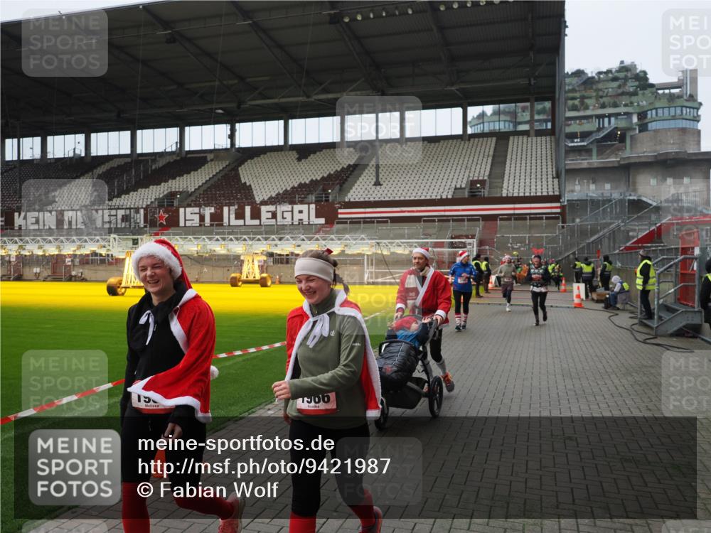 07.12.2025 - St. Pauli X-Mass-Run No. 15 Fabian Wolf http://msf.ph/oto/9421987 07.12.2025 11:48:55 Ziel 24, 146, 244, 548, 1613, 1966, 1967, 2075, 2148, 2717, 2718, 3926 meine-sportfotos.de