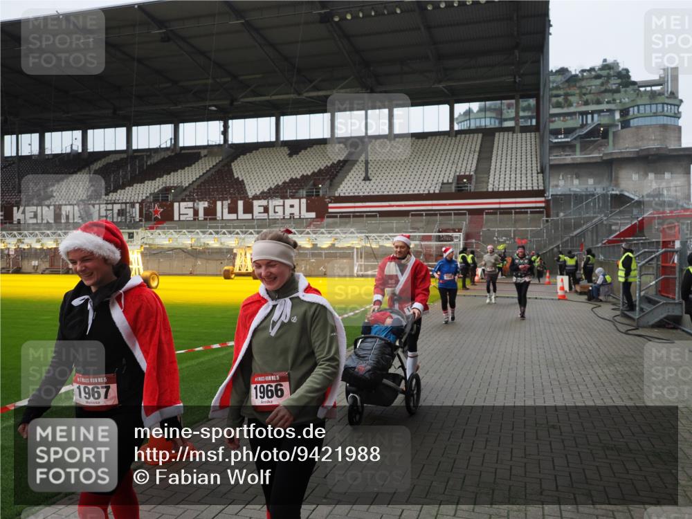 07.12.2025 - St. Pauli X-Mass-Run No. 15 Fabian Wolf http://msf.ph/oto/9421988 07.12.2025 11:48:55 Ziel 24, 146, 244, 548, 1613, 1966, 1967, 2075, 2148, 2717, 2718, 3926 meine-sportfotos.de