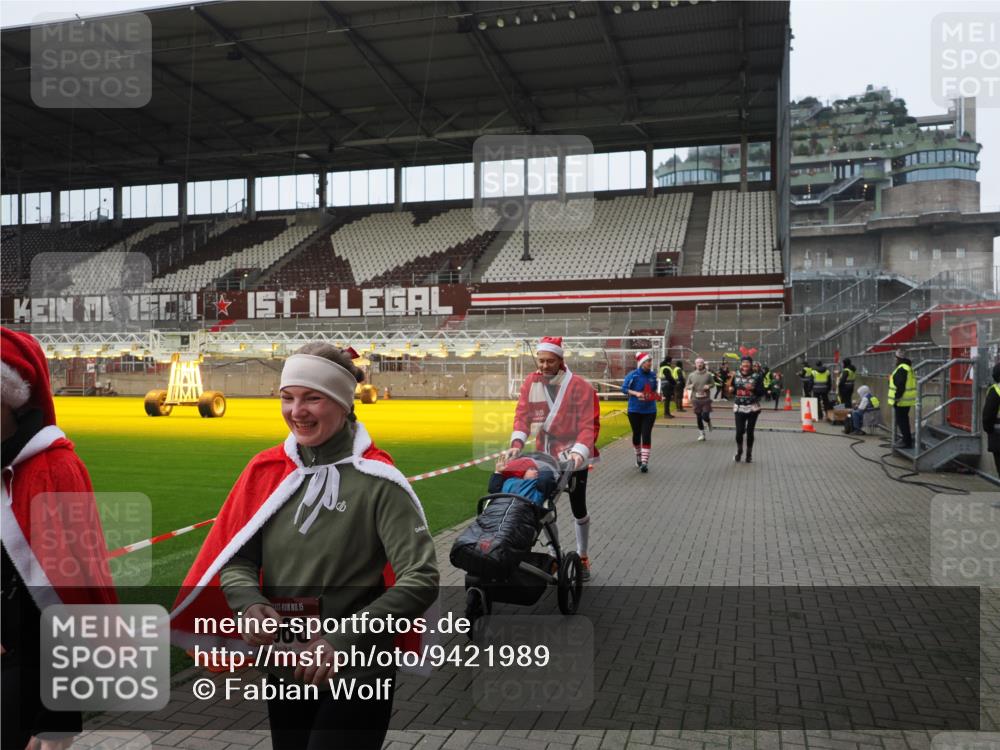 07.12.2025 - St. Pauli X-Mass-Run No. 15 Fabian Wolf http://msf.ph/oto/9421989 07.12.2025 11:48:55 Ziel 24, 146, 244, 548, 1613, 1966, 1967, 2075, 2148, 2717, 2718, 3926 meine-sportfotos.de