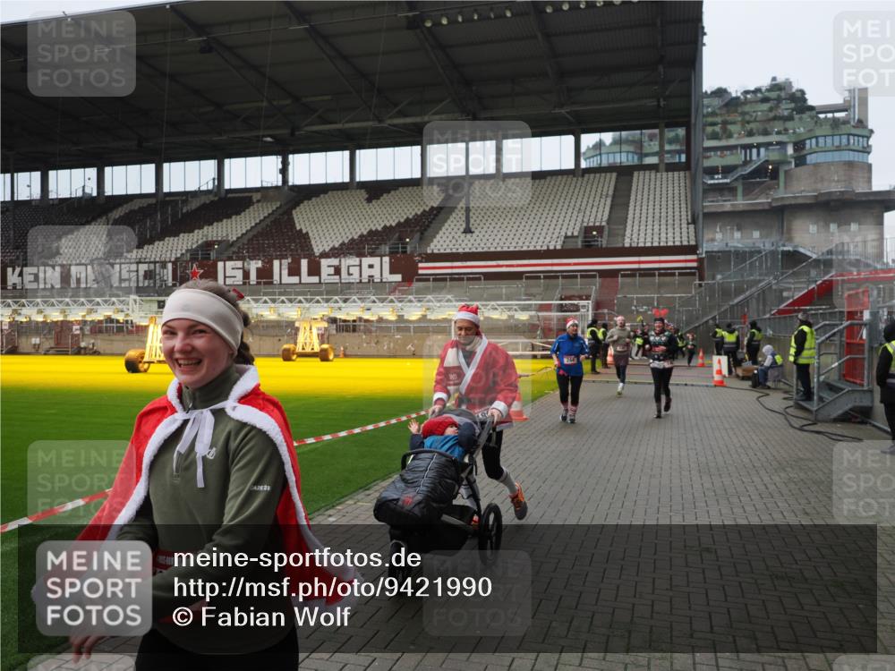 07.12.2025 - St. Pauli X-Mass-Run No. 15 Fabian Wolf http://msf.ph/oto/9421990 07.12.2025 11:48:55 Ziel 24, 146, 244, 548, 1613, 1966, 1967, 2075, 2148, 2717, 2718, 3926 meine-sportfotos.de