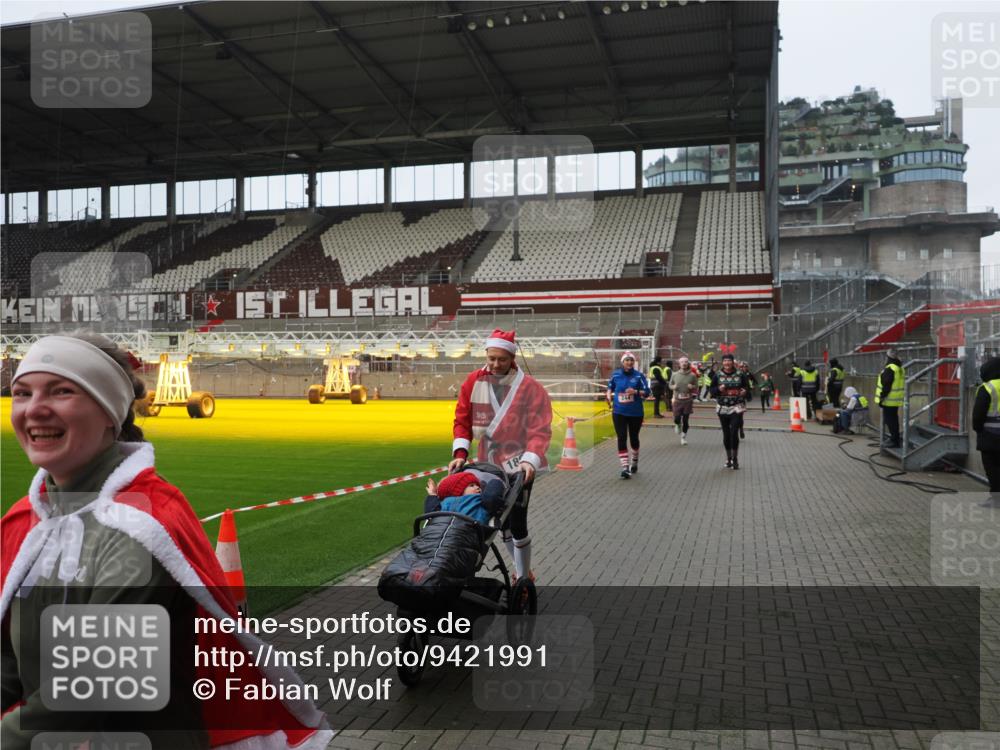07.12.2025 - St. Pauli X-Mass-Run No. 15 Fabian Wolf http://msf.ph/oto/9421991 07.12.2025 11:48:56 Ziel 24, 146, 244, 548, 1613, 1966, 1967, 2075, 2148, 2717, 2718 meine-sportfotos.de