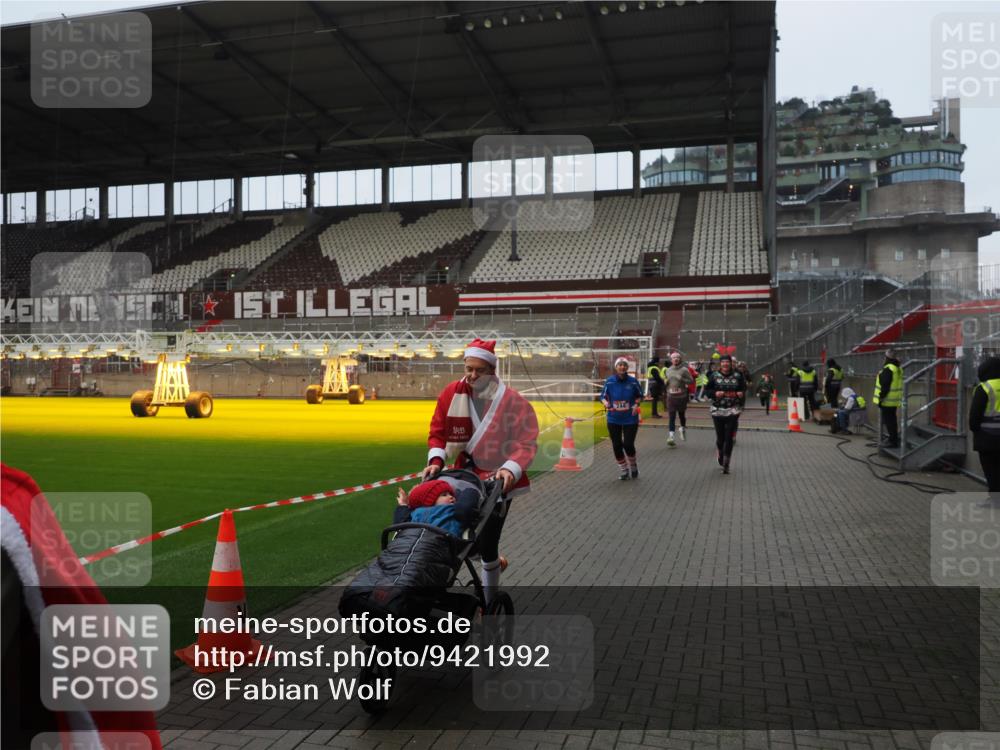 07.12.2025 - St. Pauli X-Mass-Run No. 15 Fabian Wolf http://msf.ph/oto/9421992 07.12.2025 11:48:56 Ziel 24, 146, 244, 548, 1613, 1966, 1967, 2075, 2148, 2717, 2718 meine-sportfotos.de