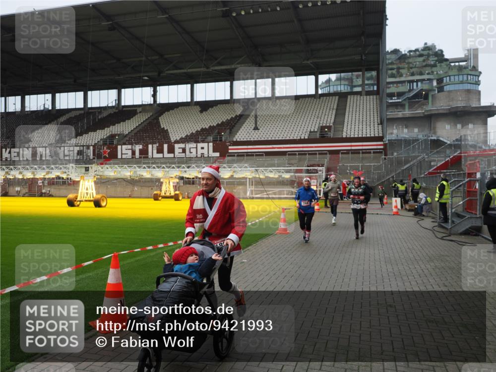 07.12.2025 - St. Pauli X-Mass-Run No. 15 Fabian Wolf http://msf.ph/oto/9421993 07.12.2025 11:48:56 Ziel 24, 146, 244, 548, 1613, 1966, 1967, 2075, 2148, 2717, 2718 meine-sportfotos.de