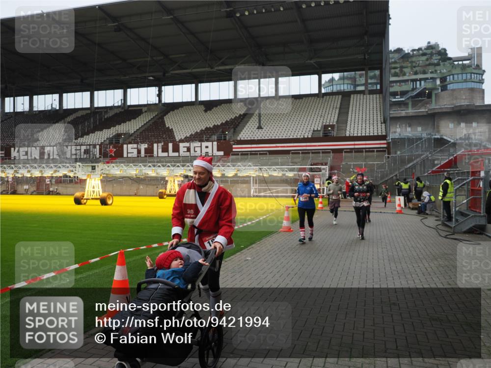 07.12.2025 - St. Pauli X-Mass-Run No. 15 Fabian Wolf http://msf.ph/oto/9421994 07.12.2025 11:48:56 Ziel 24, 146, 244, 548, 1613, 1966, 1967, 2075, 2148, 2717, 2718 meine-sportfotos.de