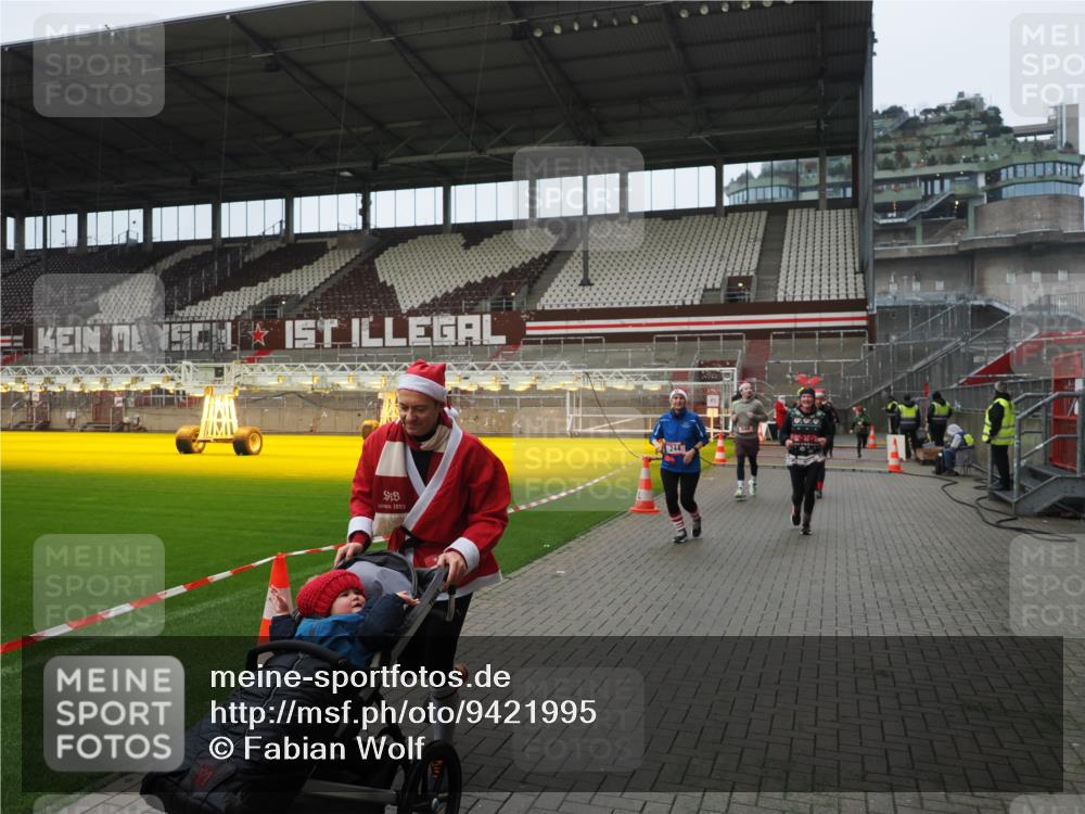 07.12.2025 - St. Pauli X-Mass-Run No. 15 Fabian Wolf http://msf.ph/oto/9421995 07.12.2025 11:48:56 Ziel 24, 146, 244, 548, 1613, 1966, 1967, 2075, 2148, 2717, 2718 meine-sportfotos.de