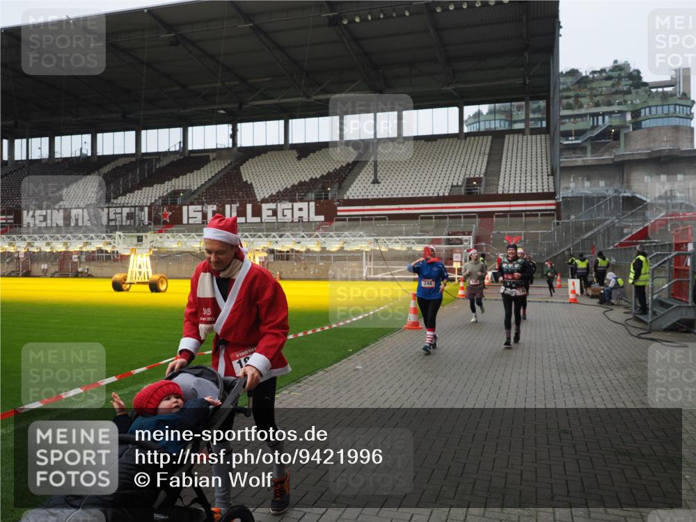 07.12.2025 - St. Pauli X-Mass-Run No. 15 Fabian Wolf http://msf.ph/oto/9421996 07.12.2025 11:48:57 Ziel 24, 146, 244, 548, 701, 703, 1613, 1966, 1967, 2148, 2717, 2718 meine-sportfotos.de