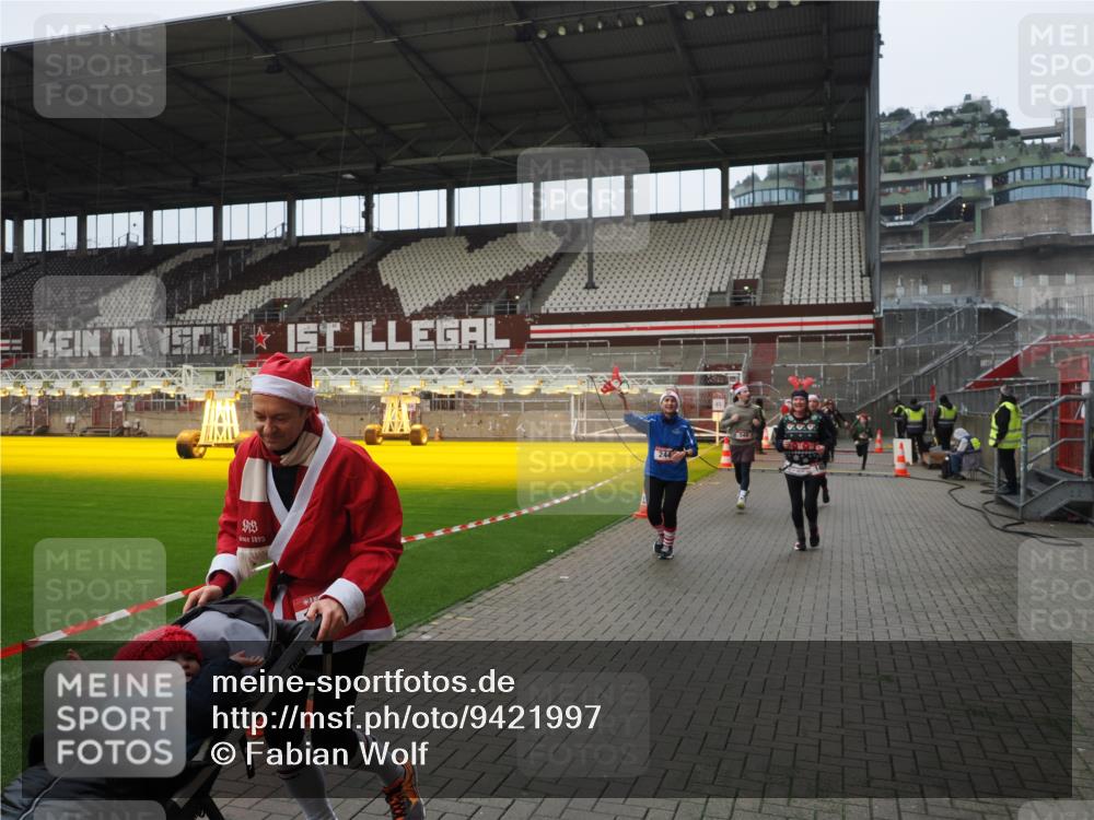 07.12.2025 - St. Pauli X-Mass-Run No. 15 Fabian Wolf http://msf.ph/oto/9421997 07.12.2025 11:48:57 Ziel 24, 146, 244, 548, 701, 703, 1613, 1966, 1967, 2148, 2717, 2718 meine-sportfotos.de