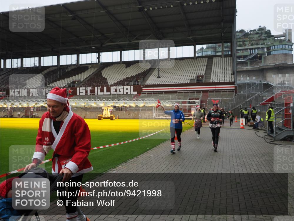 07.12.2025 - St. Pauli X-Mass-Run No. 15 Fabian Wolf http://msf.ph/oto/9421998 07.12.2025 11:48:57 Ziel 24, 146, 244, 548, 701, 703, 1613, 1966, 1967, 2148, 2717, 2718 meine-sportfotos.de