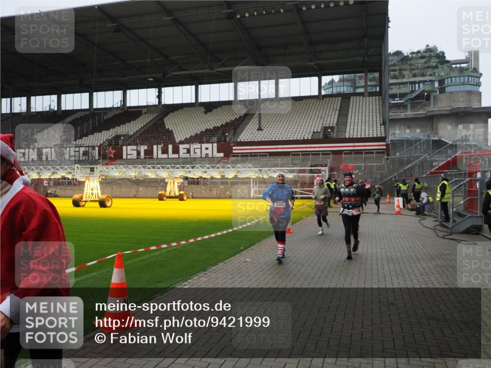 07.12.2025 - St. Pauli X-Mass-Run No. 15 Fabian Wolf http://msf.ph/oto/9421999 07.12.2025 11:48:57 Ziel 24, 146, 244, 548, 701, 703, 1613, 1966, 1967, 2148, 2717, 2718 meine-sportfotos.de