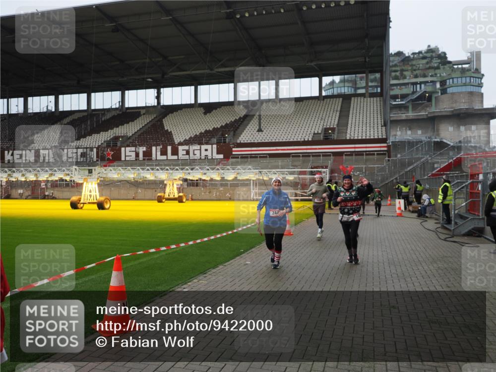 07.12.2025 - St. Pauli X-Mass-Run No. 15 Fabian Wolf http://msf.ph/oto/9422000 07.12.2025 11:48:58 Ziel 24, 146, 244, 548, 701, 703, 1613, 1966, 1967, 2717, 2718 meine-sportfotos.de