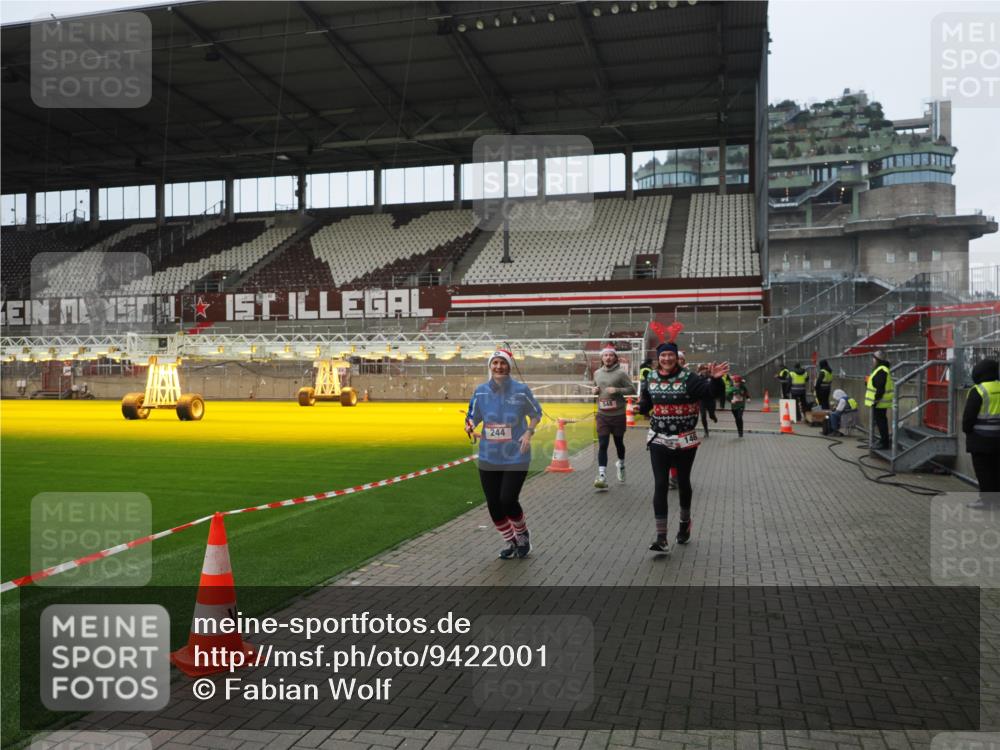07.12.2025 - St. Pauli X-Mass-Run No. 15 Fabian Wolf http://msf.ph/oto/9422001 07.12.2025 11:48:58 Ziel 24, 146, 244, 548, 701, 703, 1613, 1966, 1967, 2717, 2718 meine-sportfotos.de
