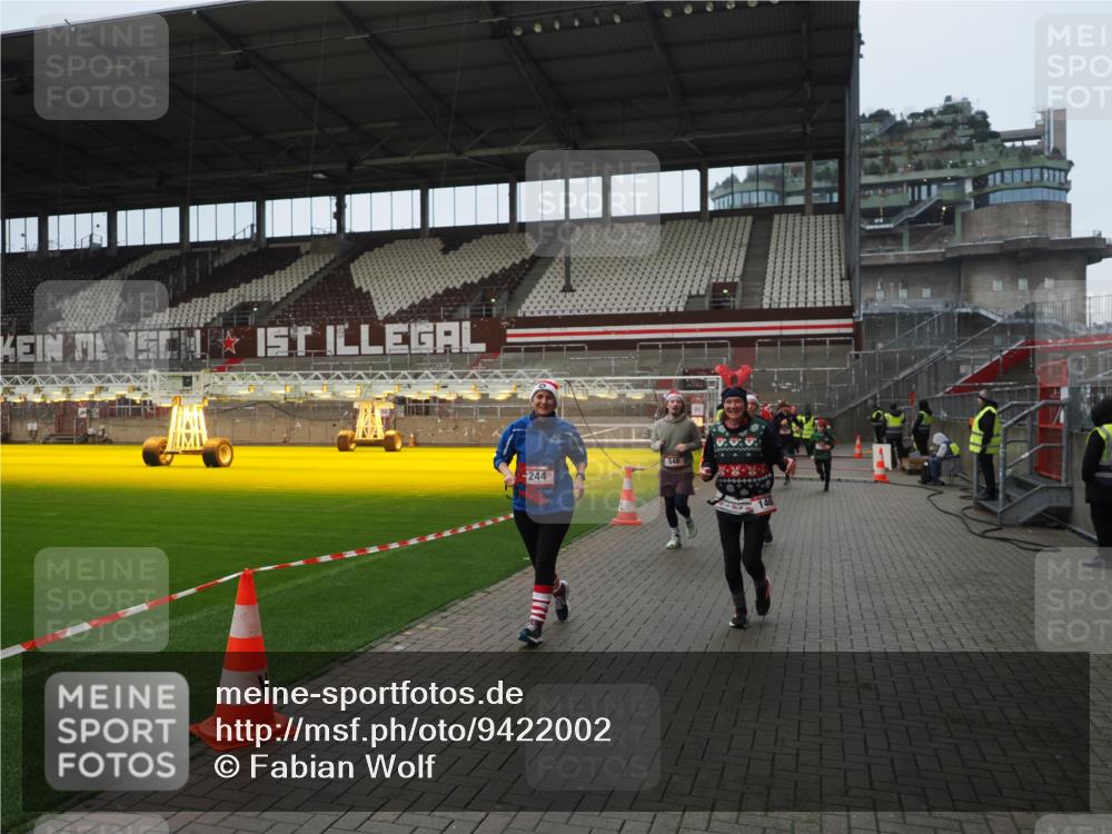 07.12.2025 - St. Pauli X-Mass-Run No. 15 Fabian Wolf http://msf.ph/oto/9422002 07.12.2025 11:48:58 Ziel 24, 146, 244, 548, 701, 703, 1613, 1966, 1967, 2717, 2718 meine-sportfotos.de