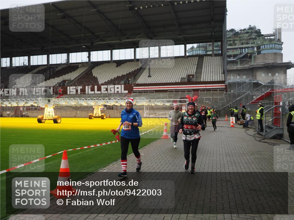 07.12.2025 - St. Pauli X-Mass-Run No. 15 Fabian Wolf http://msf.ph/oto/9422003 07.12.2025 11:48:59 Ziel 24, 146, 244, 548, 701, 703, 1966, 1967, 2717, 2718 meine-sportfotos.de