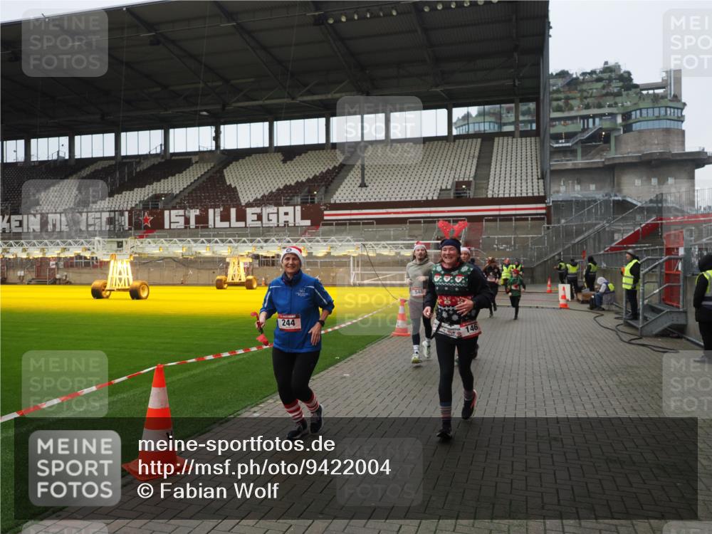07.12.2025 - St. Pauli X-Mass-Run No. 15 Fabian Wolf http://msf.ph/oto/9422004 07.12.2025 11:48:59 Ziel 24, 146, 244, 548, 701, 703, 1966, 1967, 2717, 2718 meine-sportfotos.de