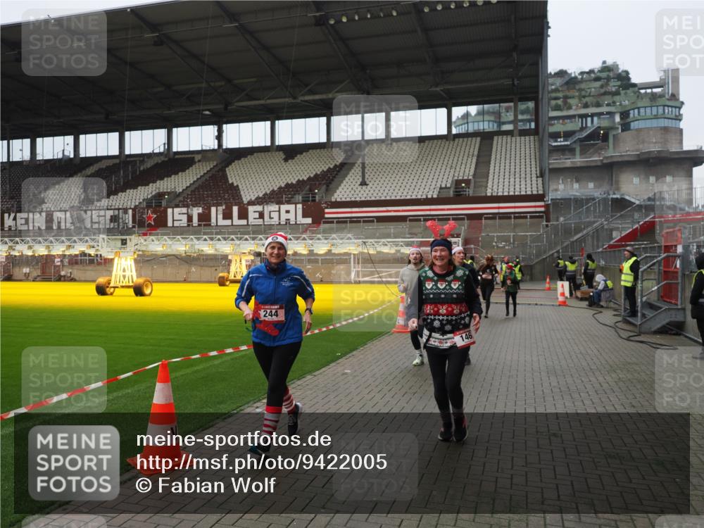 07.12.2025 - St. Pauli X-Mass-Run No. 15 Fabian Wolf http://msf.ph/oto/9422005 07.12.2025 11:48:59 Ziel 24, 146, 244, 548, 701, 703, 1966, 1967, 2717, 2718 meine-sportfotos.de