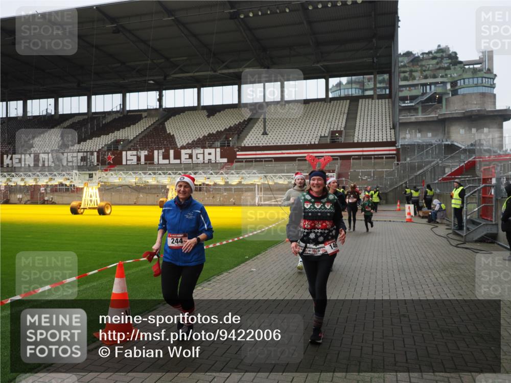 07.12.2025 - St. Pauli X-Mass-Run No. 15 Fabian Wolf http://msf.ph/oto/9422006 07.12.2025 11:48:59 Ziel 24, 146, 244, 548, 701, 703, 1966, 1967, 2717, 2718 meine-sportfotos.de