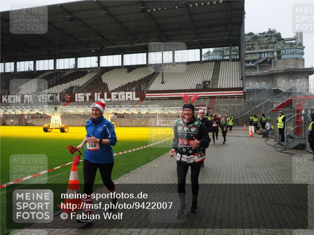07.12.2025 - St. Pauli X-Mass-Run No. 15 Fabian Wolf http://msf.ph/oto/9422007 07.12.2025 11:48:59 Ziel 24, 146, 244, 548, 701, 703, 1966, 1967, 2717, 2718 meine-sportfotos.de