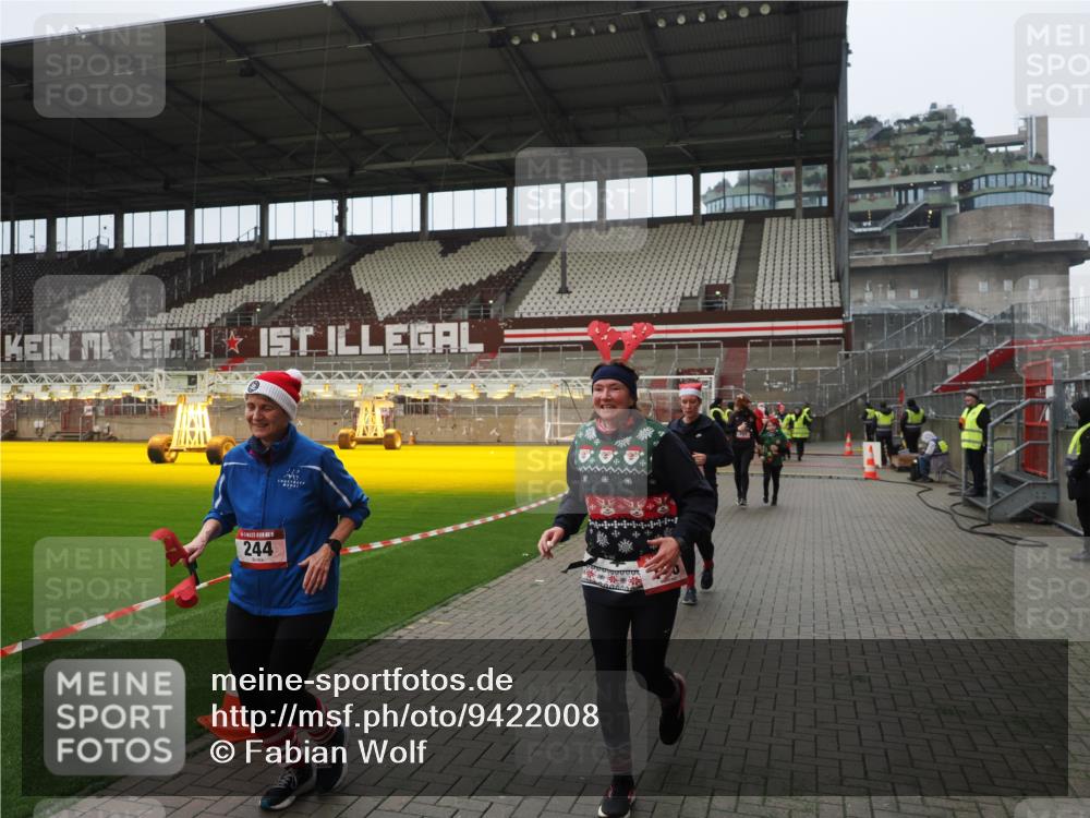 07.12.2025 - St. Pauli X-Mass-Run No. 15 Fabian Wolf http://msf.ph/oto/9422008 07.12.2025 11:49:00 Ziel 24, 146, 244, 548, 701, 703, 1966, 1967 meine-sportfotos.de