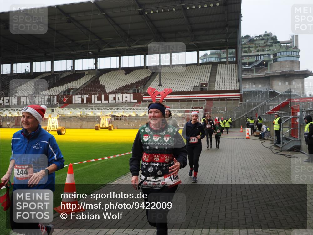 07.12.2025 - St. Pauli X-Mass-Run No. 15 Fabian Wolf http://msf.ph/oto/9422009 07.12.2025 11:49:00 Ziel 24, 146, 244, 548, 701, 703, 1966, 1967 meine-sportfotos.de