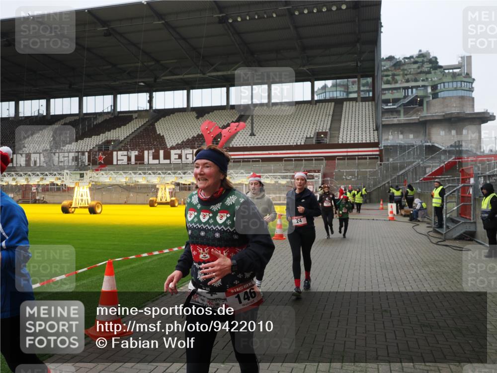 07.12.2025 - St. Pauli X-Mass-Run No. 15 Fabian Wolf http://msf.ph/oto/9422010 07.12.2025 11:49:00 Ziel 24, 146, 244, 548, 701, 703, 1966, 1967 meine-sportfotos.de
