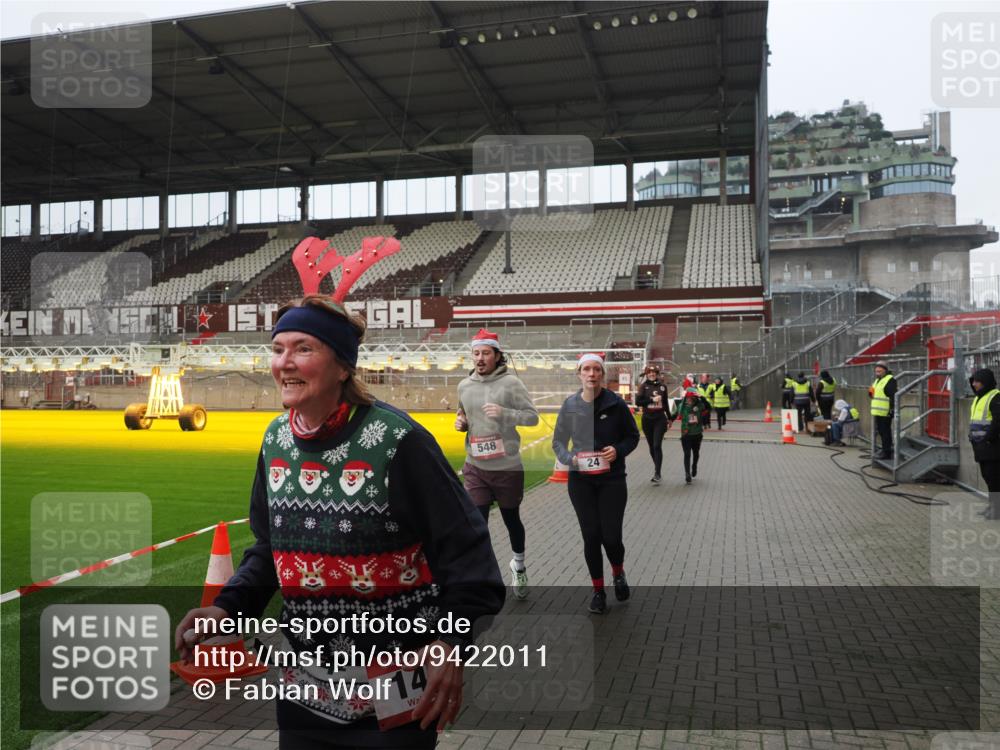 07.12.2025 - St. Pauli X-Mass-Run No. 15 Fabian Wolf http://msf.ph/oto/9422011 07.12.2025 11:49:00 Ziel 24, 146, 244, 548, 701, 703, 1966, 1967 meine-sportfotos.de