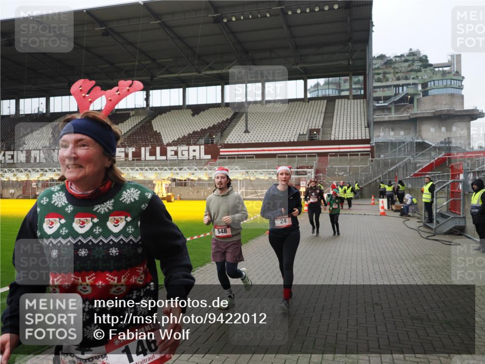 07.12.2025 - St. Pauli X-Mass-Run No. 15 Fabian Wolf http://msf.ph/oto/9422012 07.12.2025 11:49:01 Ziel 24, 146, 244, 548, 701, 703, 1966, 1967 meine-sportfotos.de