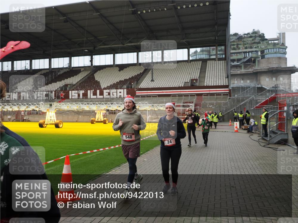 07.12.2025 - St. Pauli X-Mass-Run No. 15 Fabian Wolf http://msf.ph/oto/9422013 07.12.2025 11:49:01 Ziel 24, 146, 244, 548, 701, 703, 1966, 1967 meine-sportfotos.de