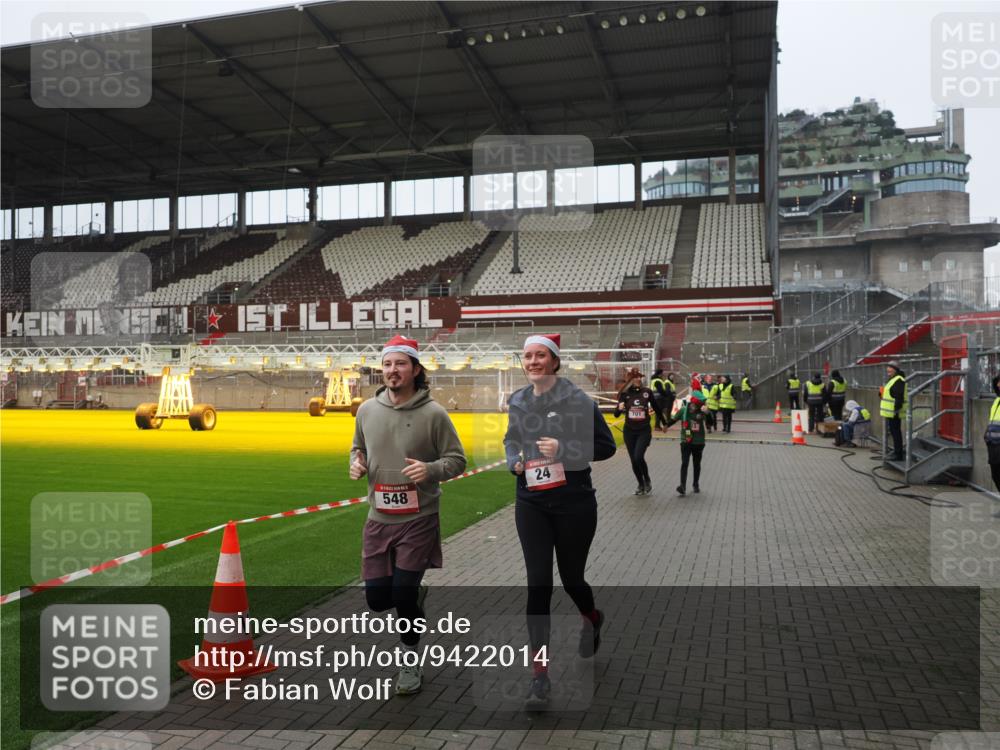 07.12.2025 - St. Pauli X-Mass-Run No. 15 Fabian Wolf http://msf.ph/oto/9422014 07.12.2025 11:49:01 Ziel 24, 146, 244, 548, 701, 703, 1966, 1967 meine-sportfotos.de